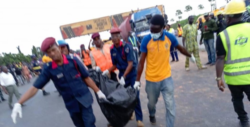 Lagos NSCDC Evacuates Corpse On  Otedola Bridge In Lagos 